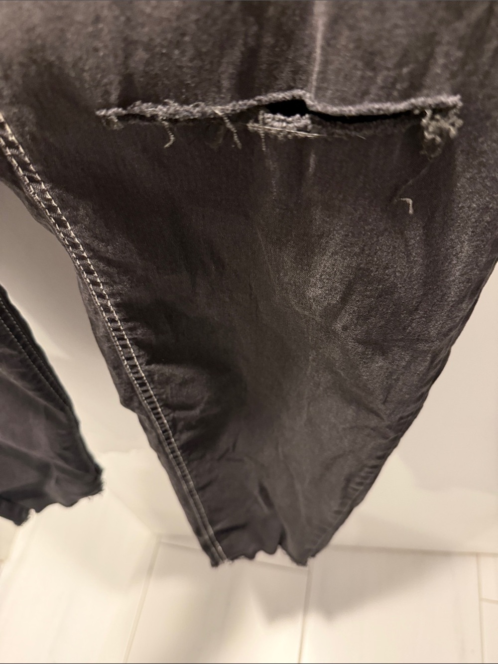 Fashion Nova Women's Skinny Jeans in Black with Distressed Knees - Picture 6 of 8